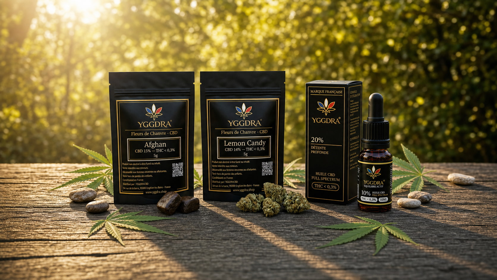 Sélection YGGDRA CBD : sachets de fleurs Afghan et Lemon Candy, huile 10% Équilibre Actif et 20% Détente Profonde, sur table en bois avec feuilles de chanvre — marque française premium, conforme réglementation THC inférieur à 0,3%